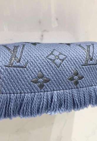https://www.vipluxury.sk/LOUIS VUITTON MODRÝ ŠÁL