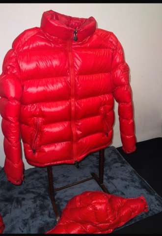 https://www.vipluxury.sk/Moncler bunda červena