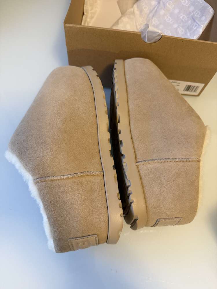 UGG Pumped Slides válenky 40