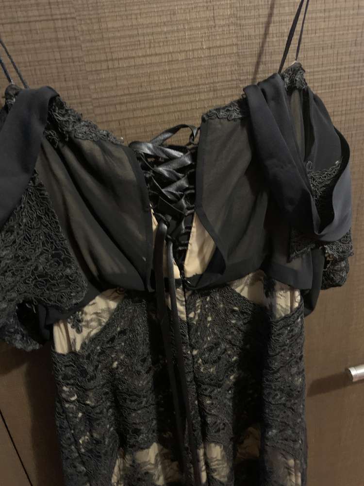 Plesove saty s viazanim na chrbte