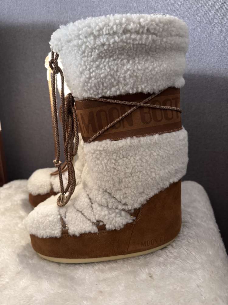 Moon boots