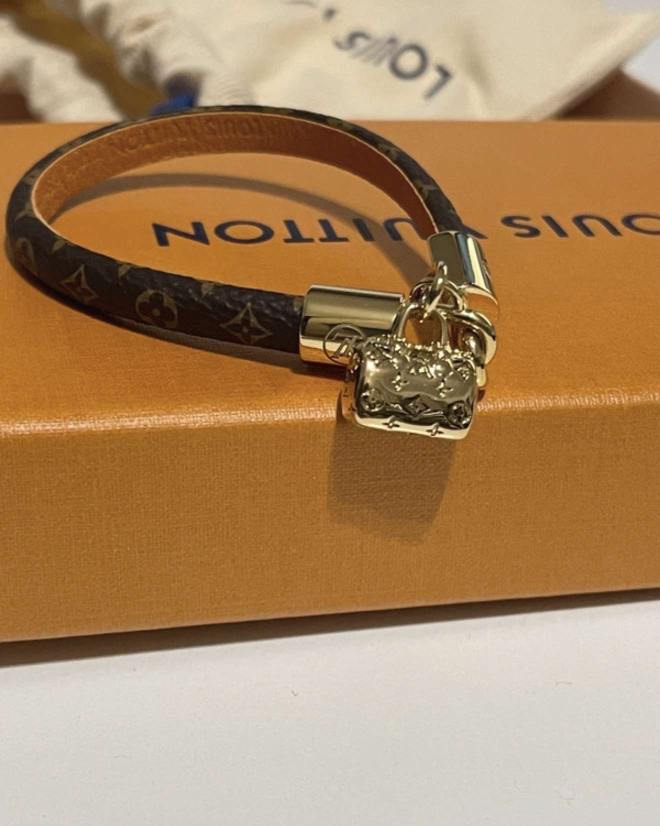 Louis Vuitton náramok