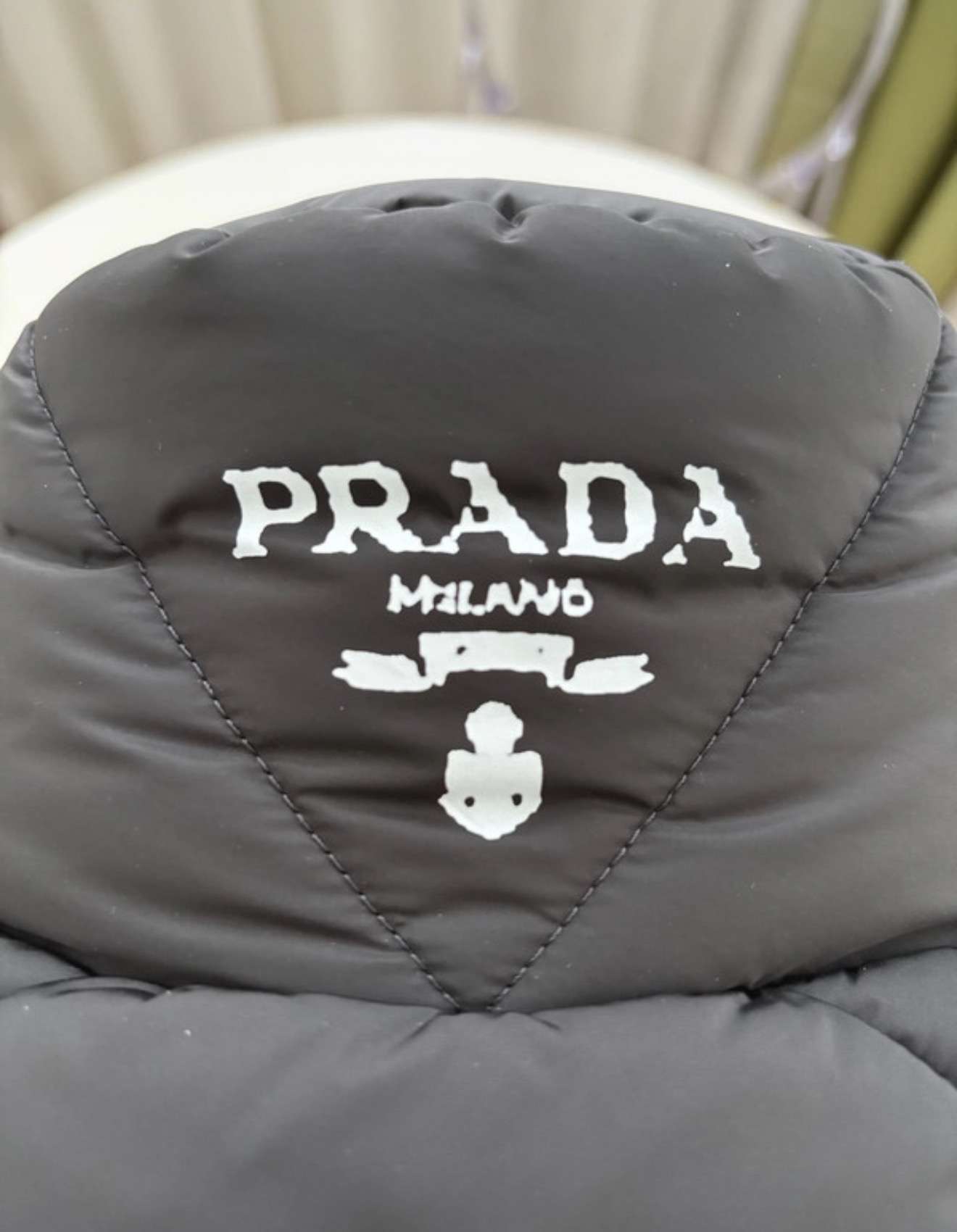 Prada klobúk