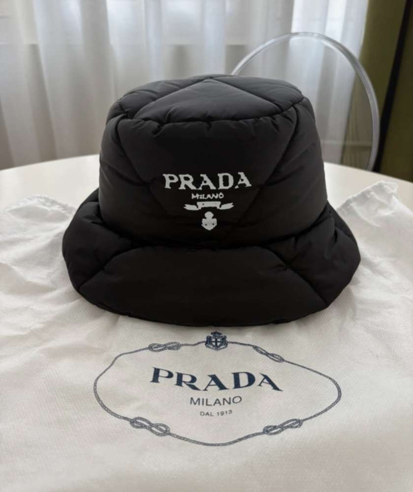 Prada klobúk