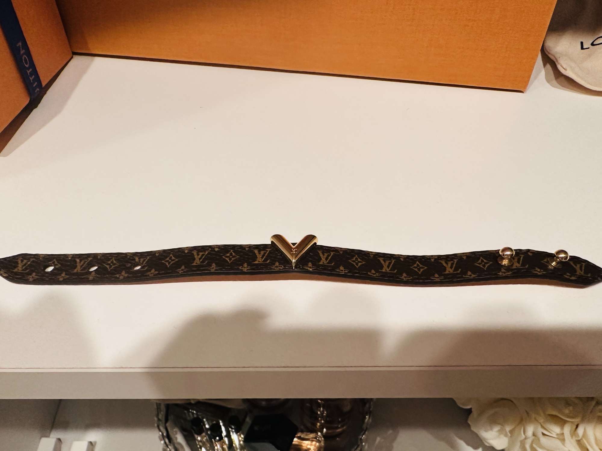 Louis Vuitton Essential V náramok