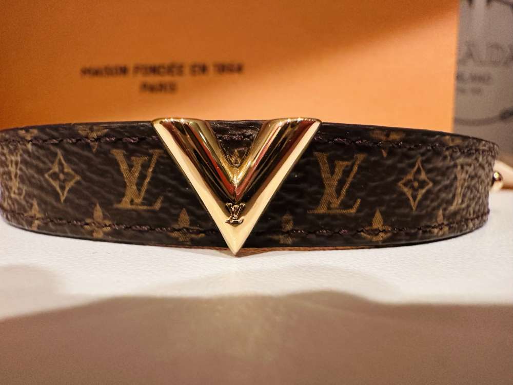 Louis Vuitton Essential V náramok