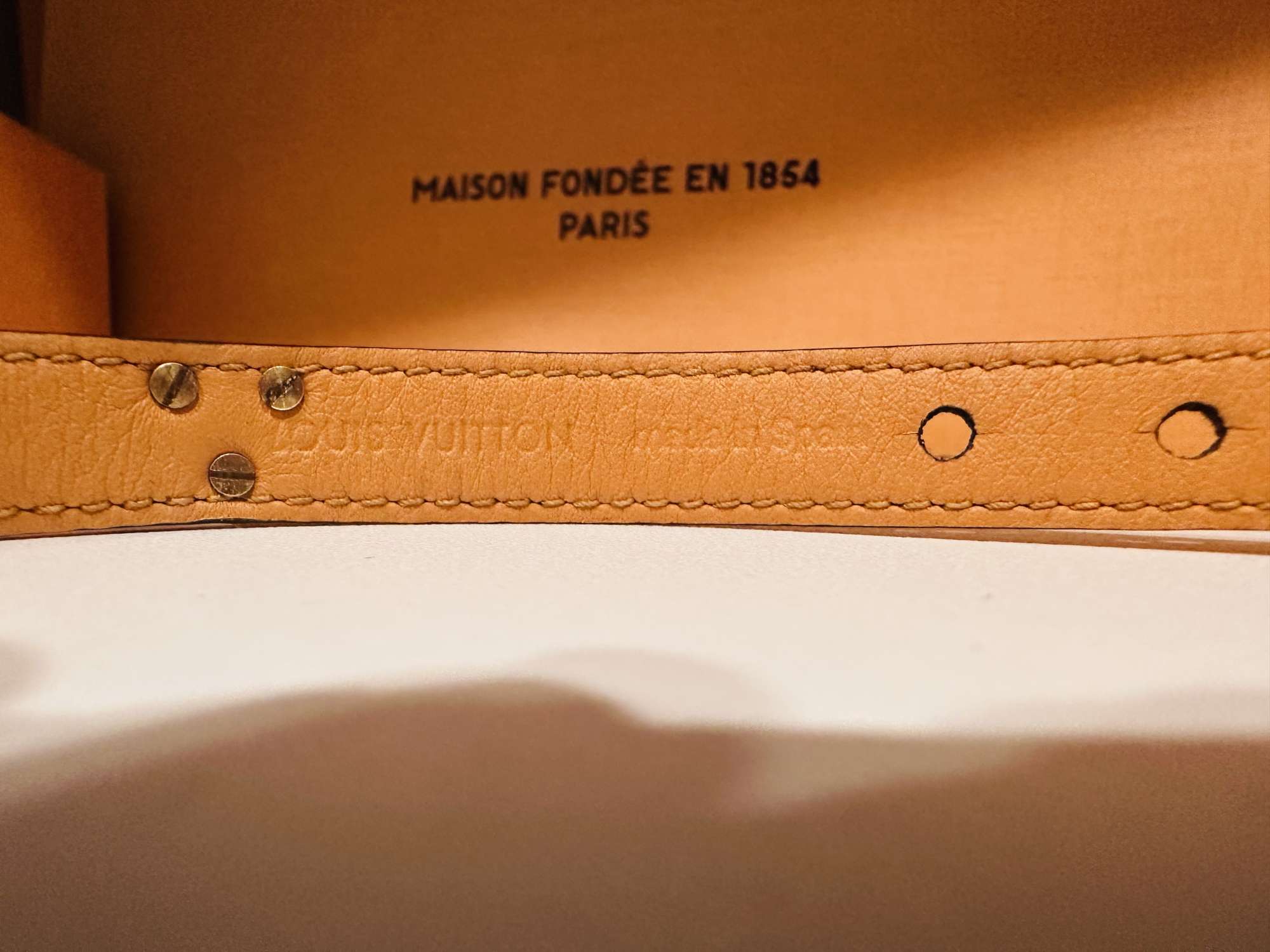 Louis Vuitton Essential V náramok