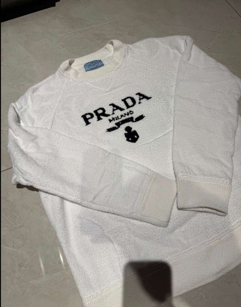 Prada svetrík