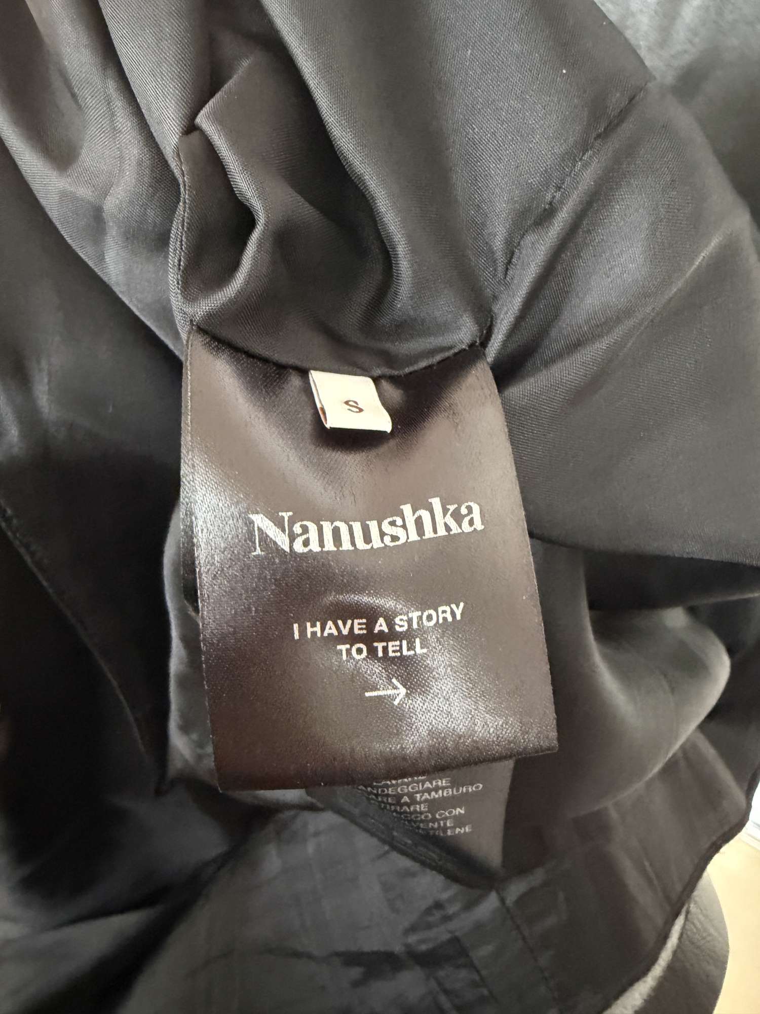Nanushka šaty