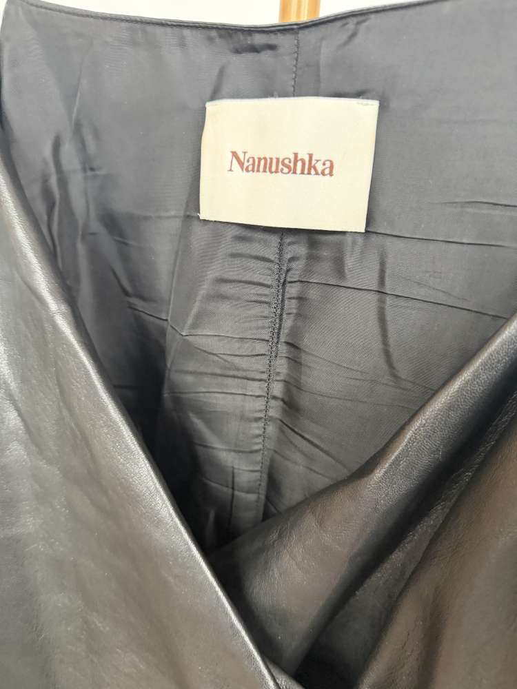 Nanushka šaty