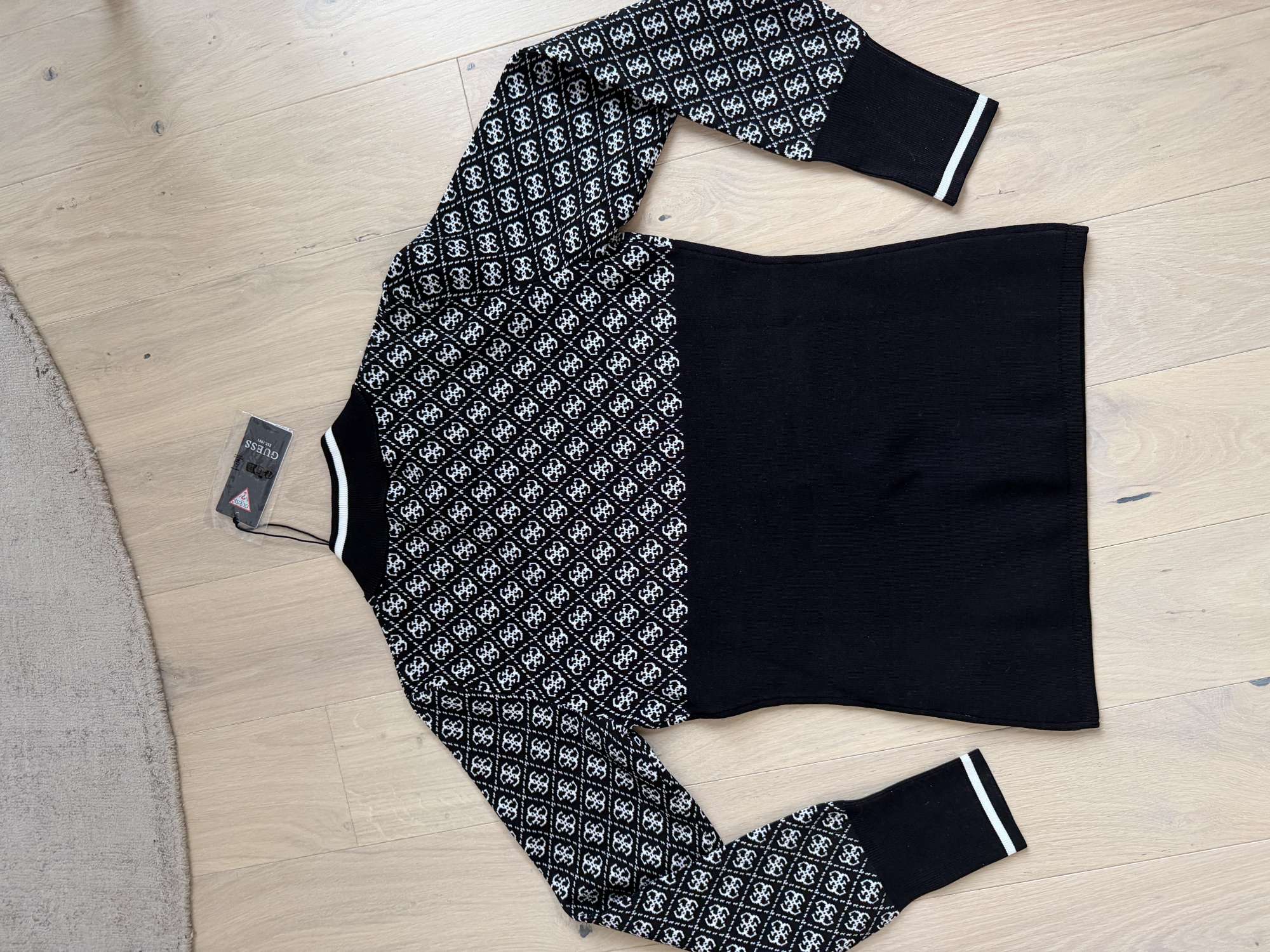 Guess pulover