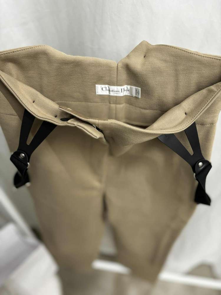 Christian Dior Resort 2023 – Runway nohavice s odnimatelnymi trakmi