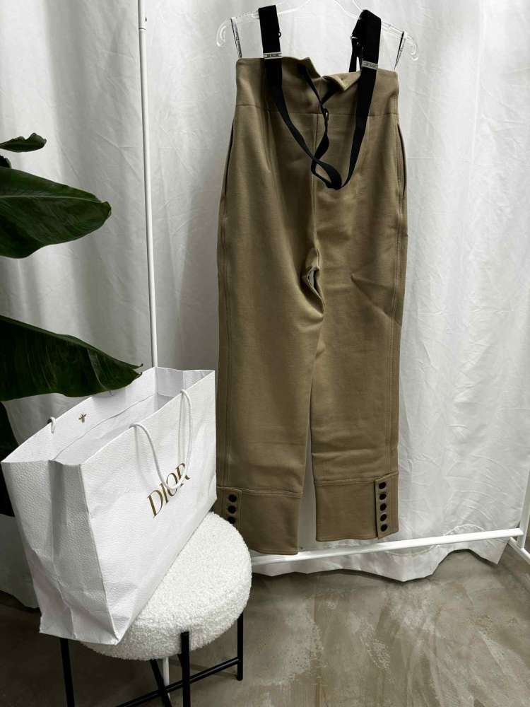 Christian Dior Resort 2023 – Runway nohavice s odnimatelnymi trakmi