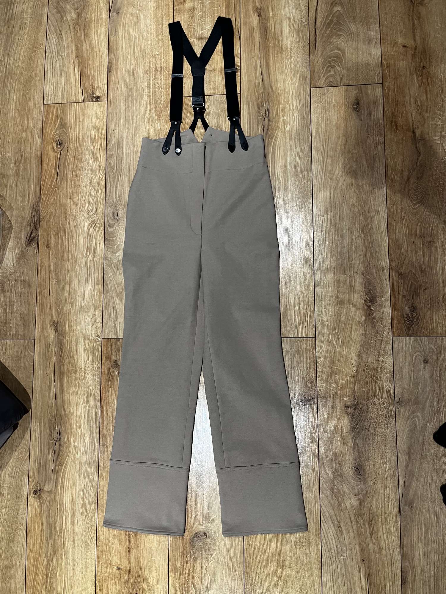 Christian Dior Resort 2023 – Runway nohavice s odnimatelnymi trakmi