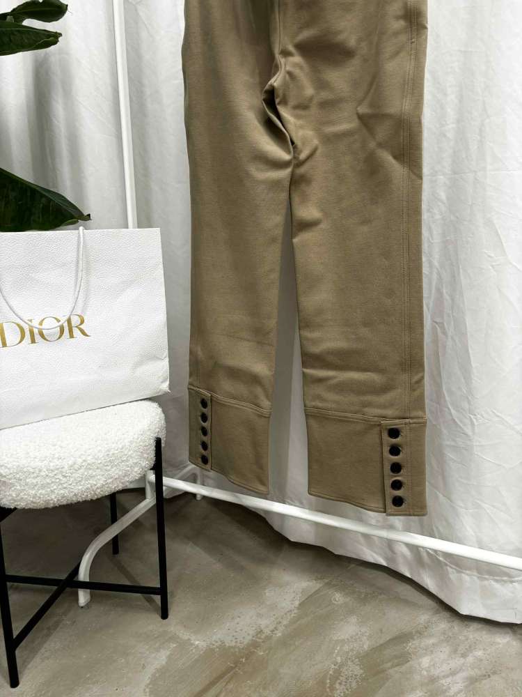 Christian Dior Resort 2023 – Runway nohavice s odnimatelnymi trakmi