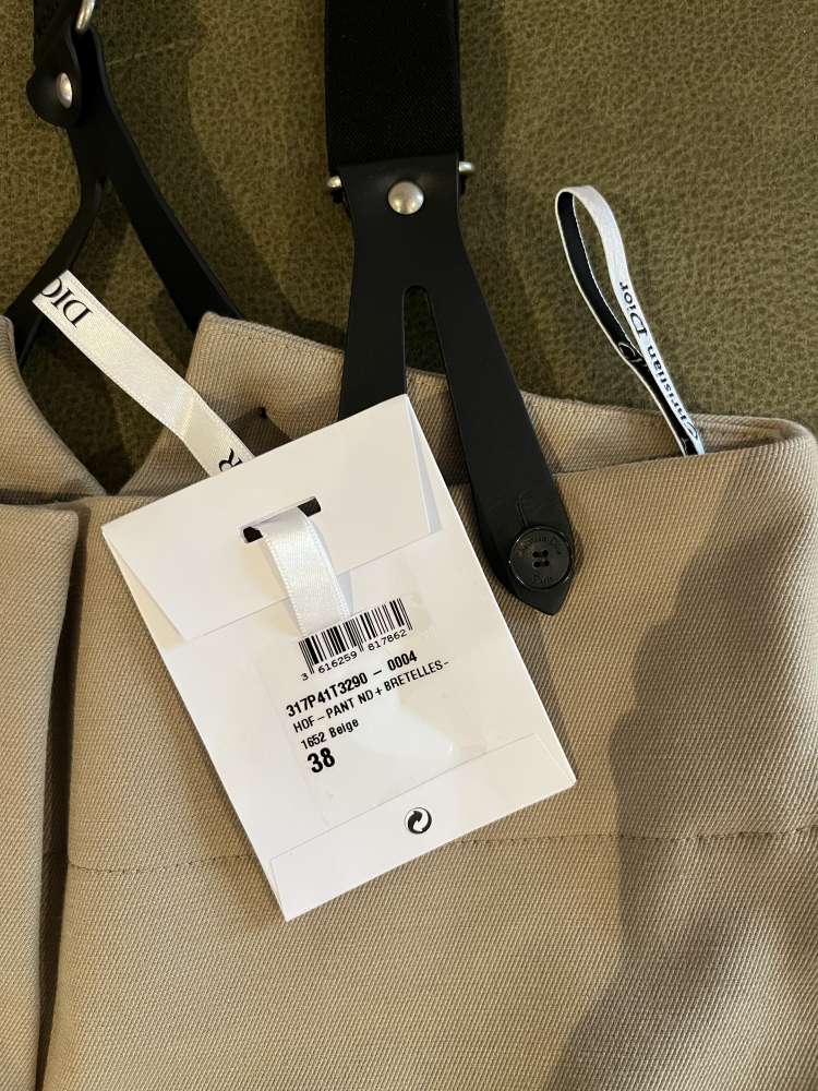 Christian Dior Resort 2023 – Runway nohavice s odnimatelnymi trakmi