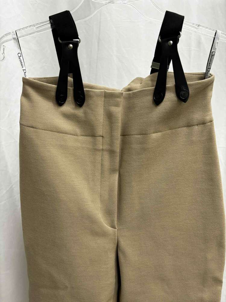 Christian Dior Resort 2023 – Runway nohavice s odnimatelnymi trakmi