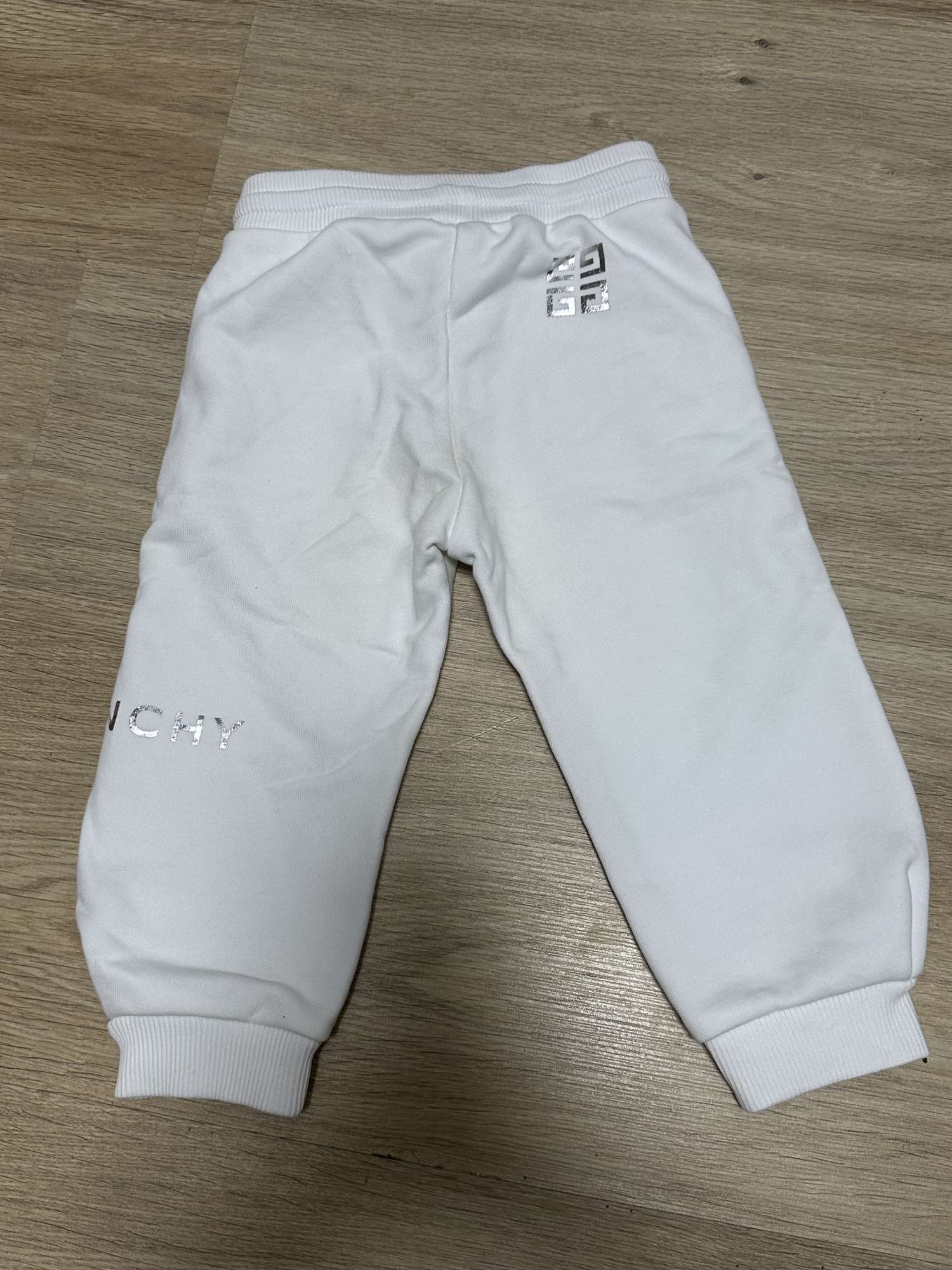 Givenchy biele na 18 mesiacov