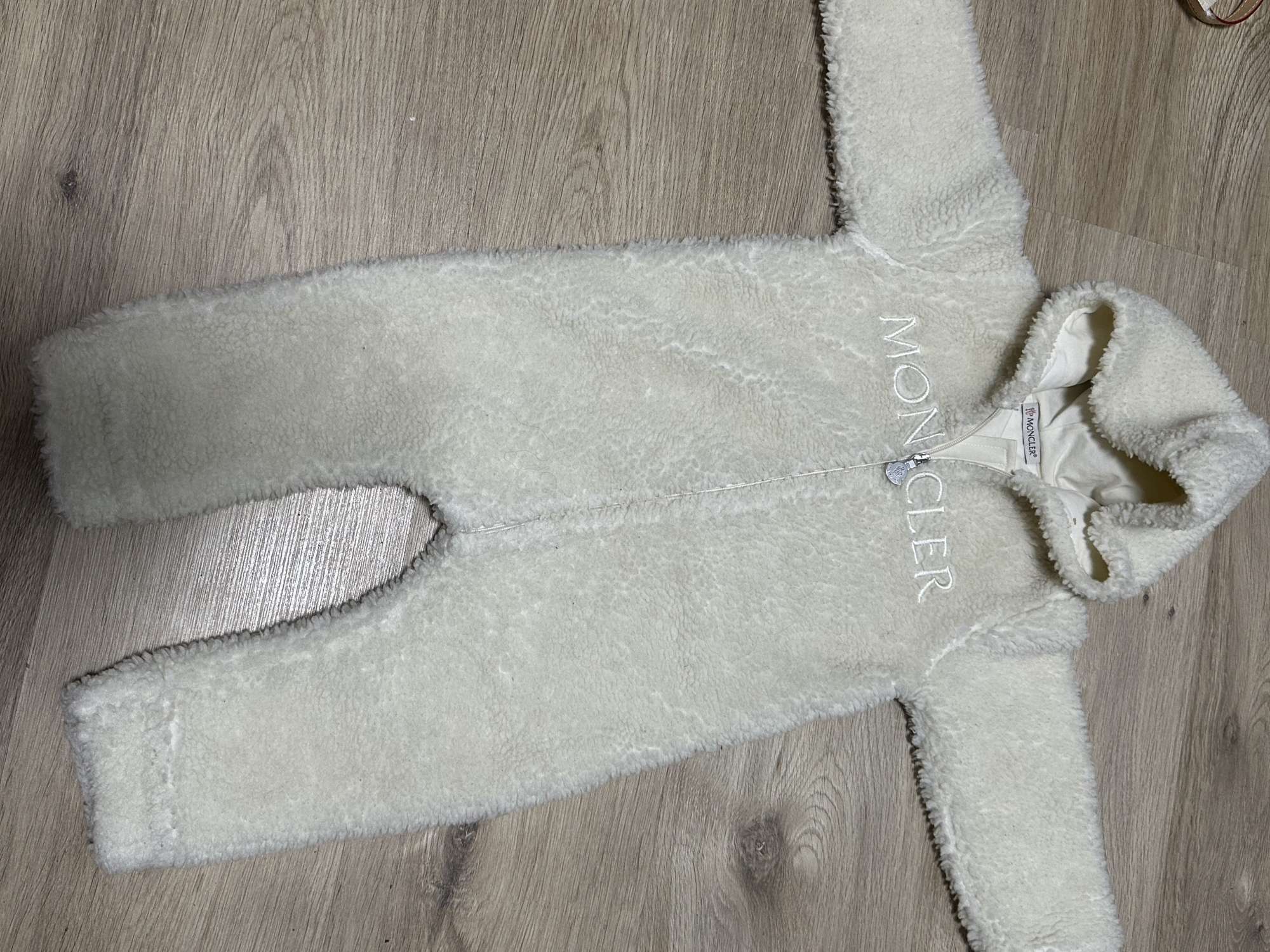 Moncler overal na 18 mes