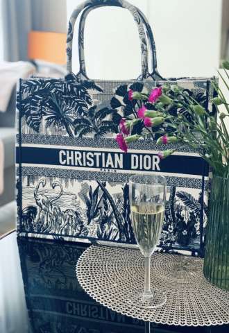https://www.vipluxury.sk/Dior large book tote