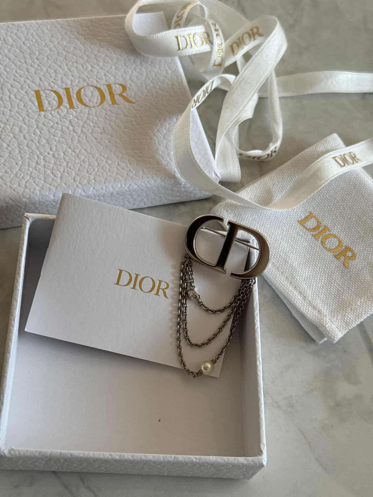 Dior brošňa