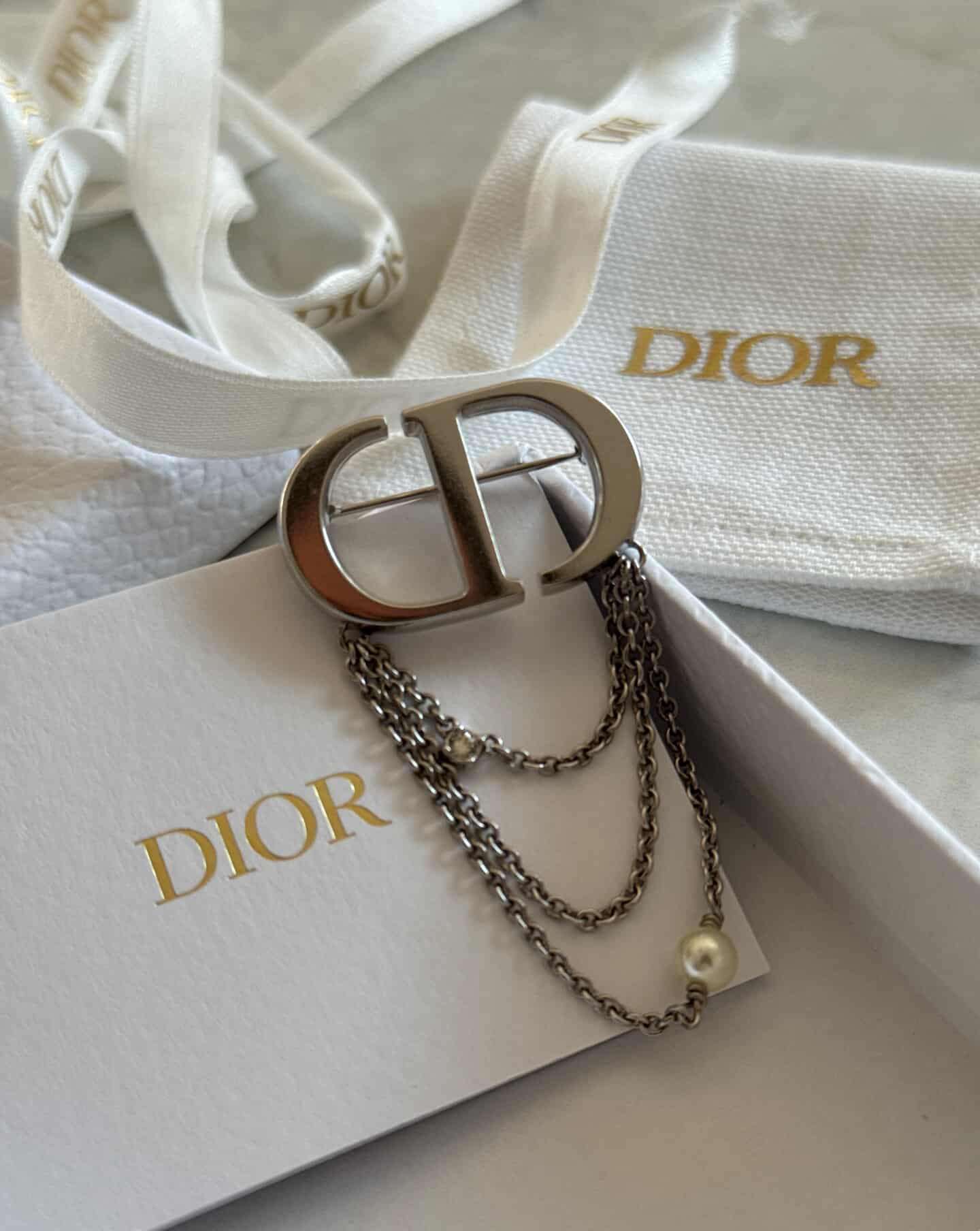 Dior brošňa
