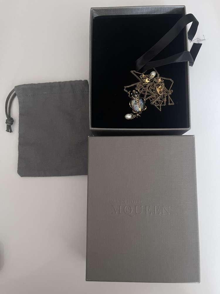 Nahrdelník Alexandra McQueena