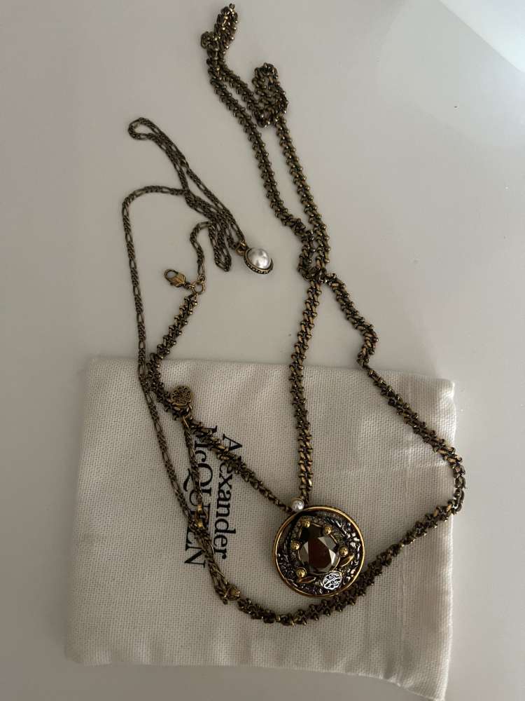 Nahrdelník Alexandra McQueena