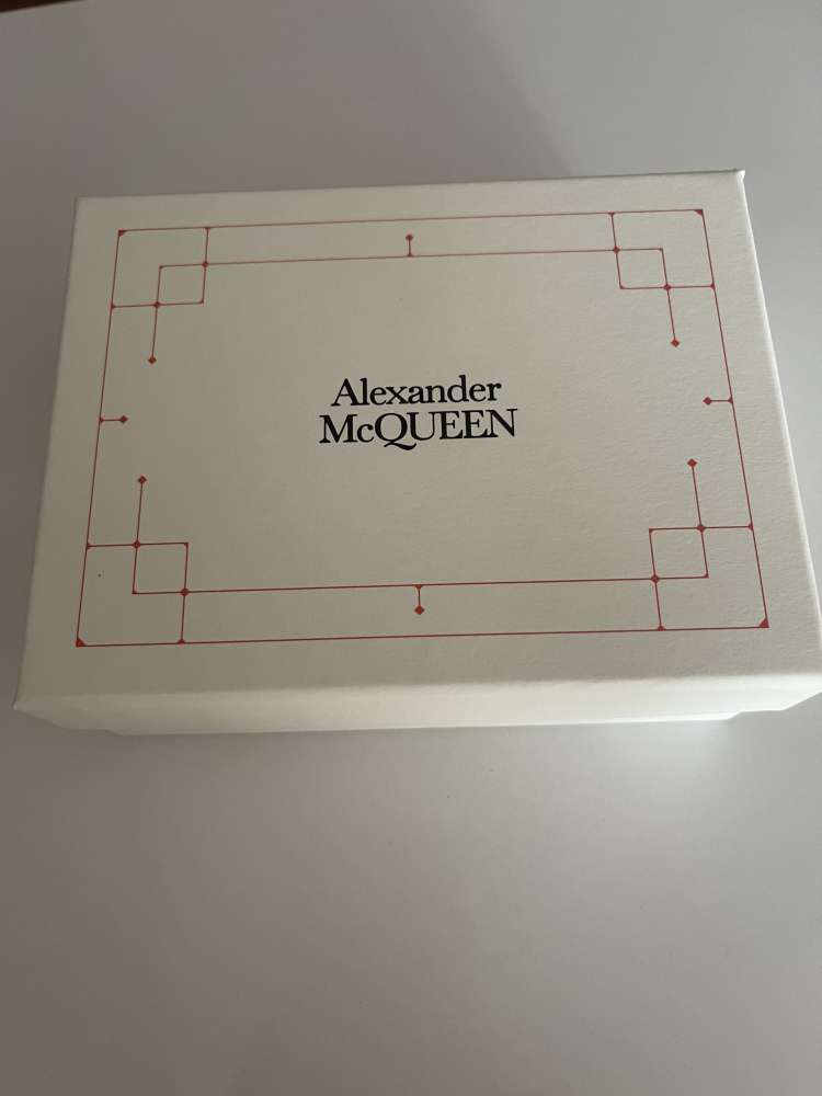 Nahrdelník Alexandra McQueena