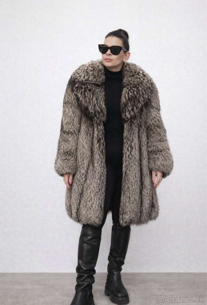 Luxusný pravý kožuch zo striebornej líšky s bohatým golierom