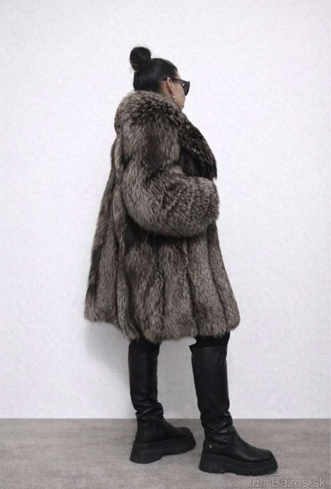 Luxusný pravý kožuch zo striebornej líšky s bohatým golierom