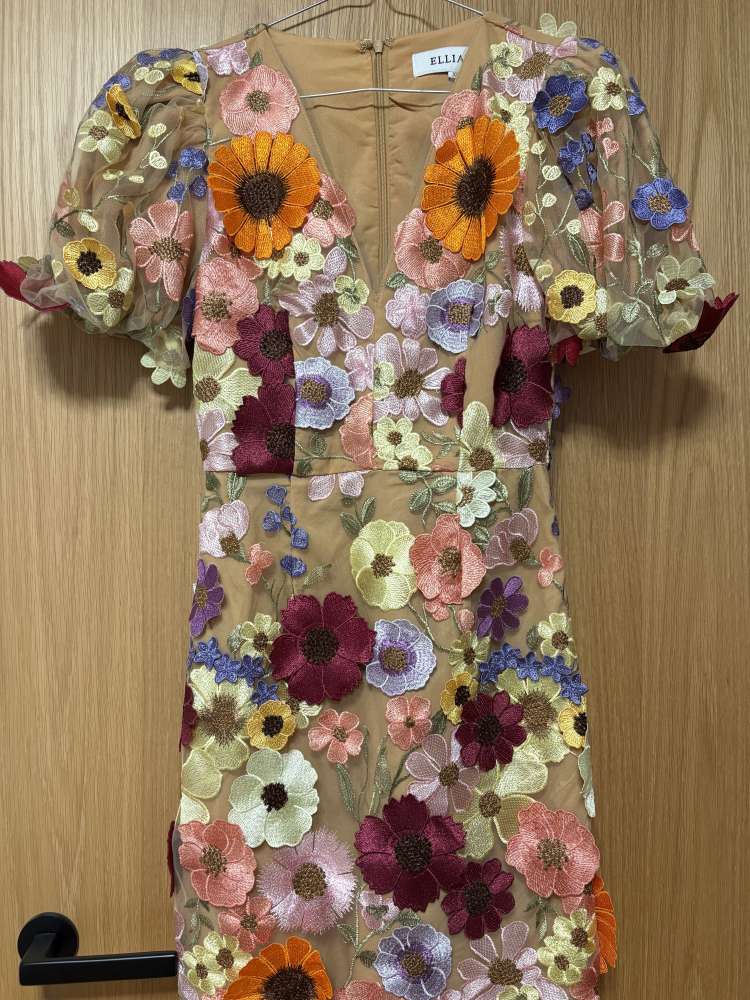 ELLIATT kvetinové šaty 3D