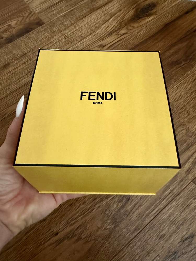 Náušnice F sú FENDI