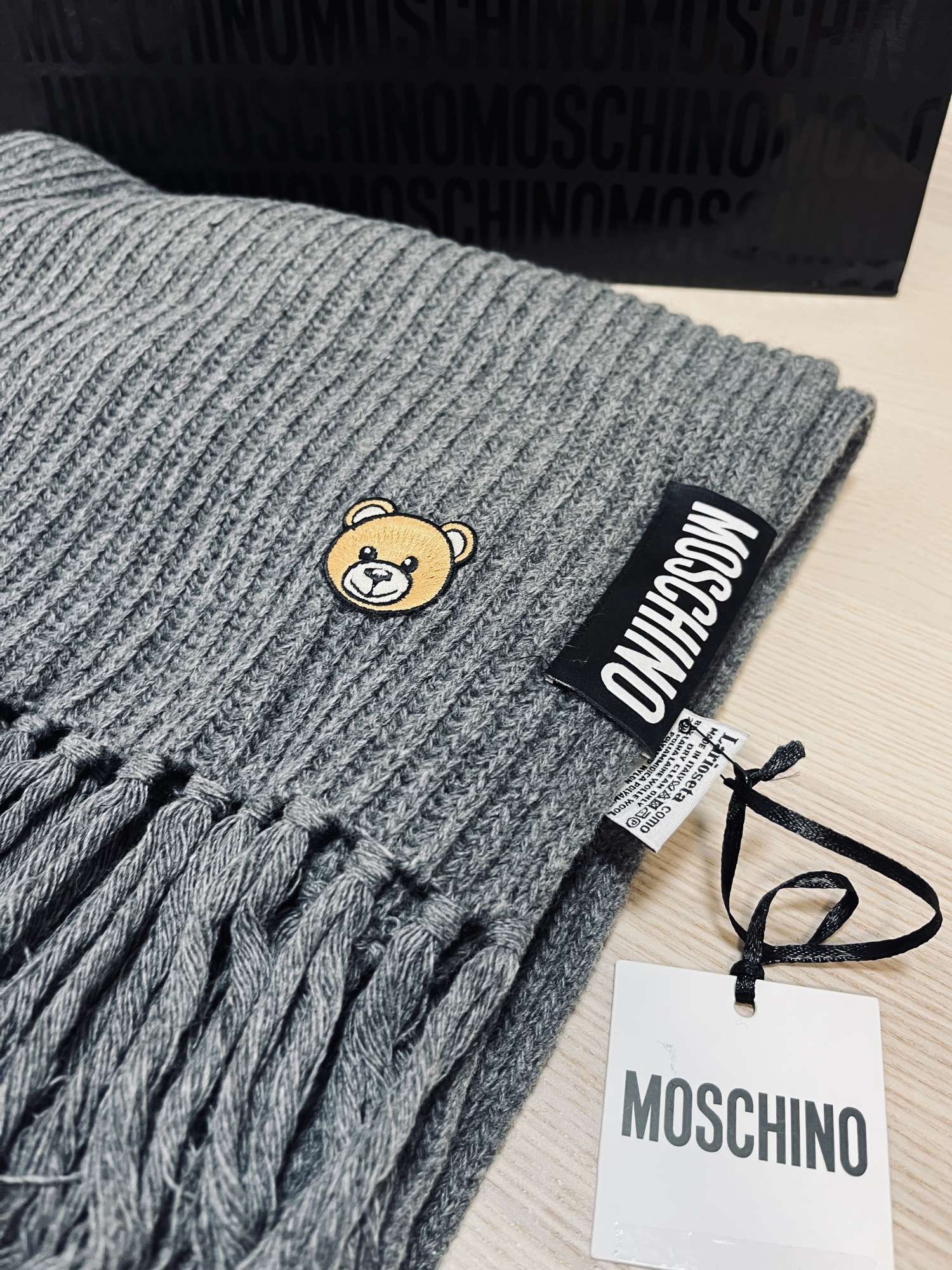 Moschino šedý šál