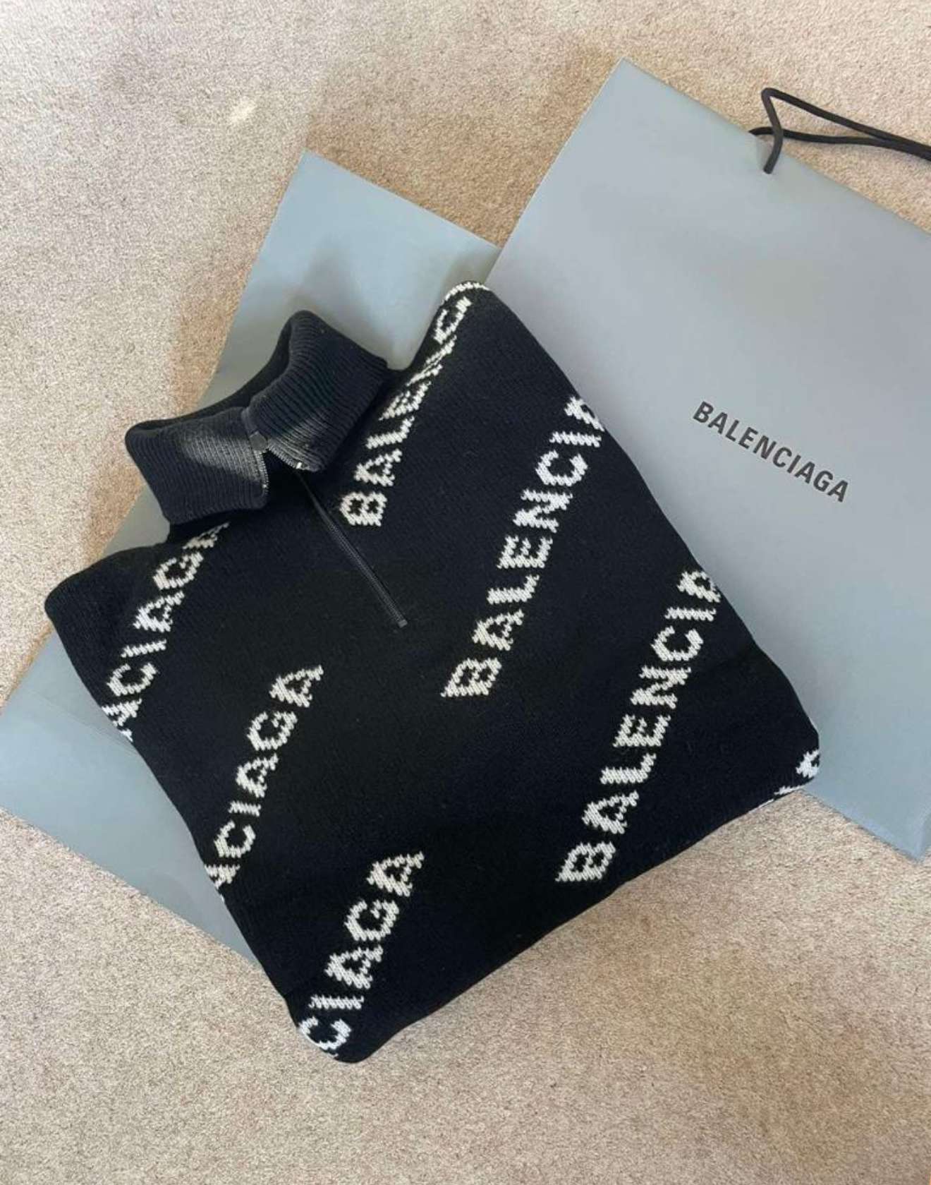 Balenciaga sveter