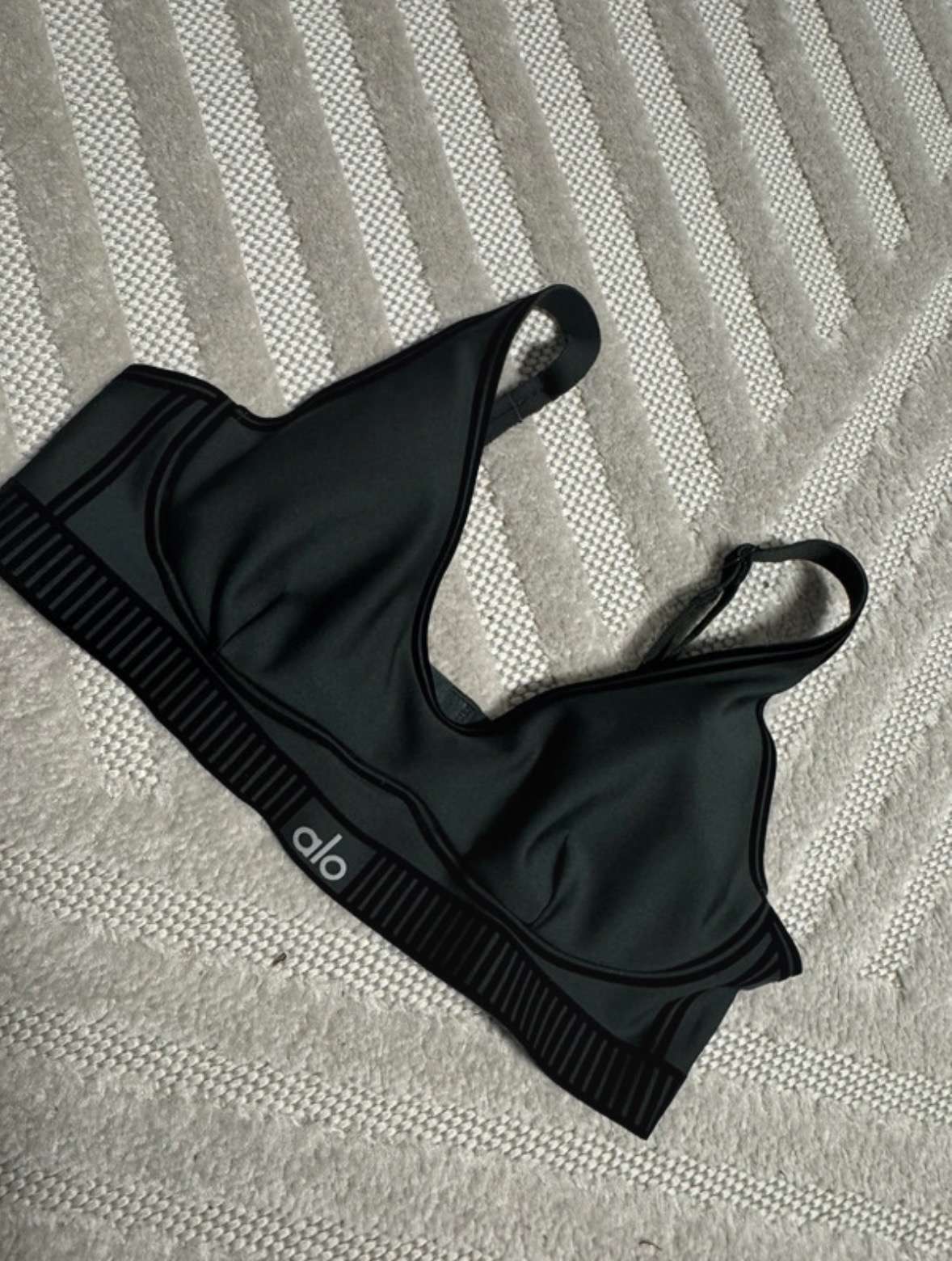 Alo yoga podprsenka