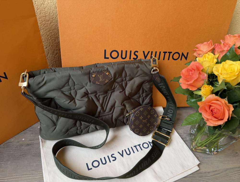 Maxi crossbody pochette Louis Vuitton