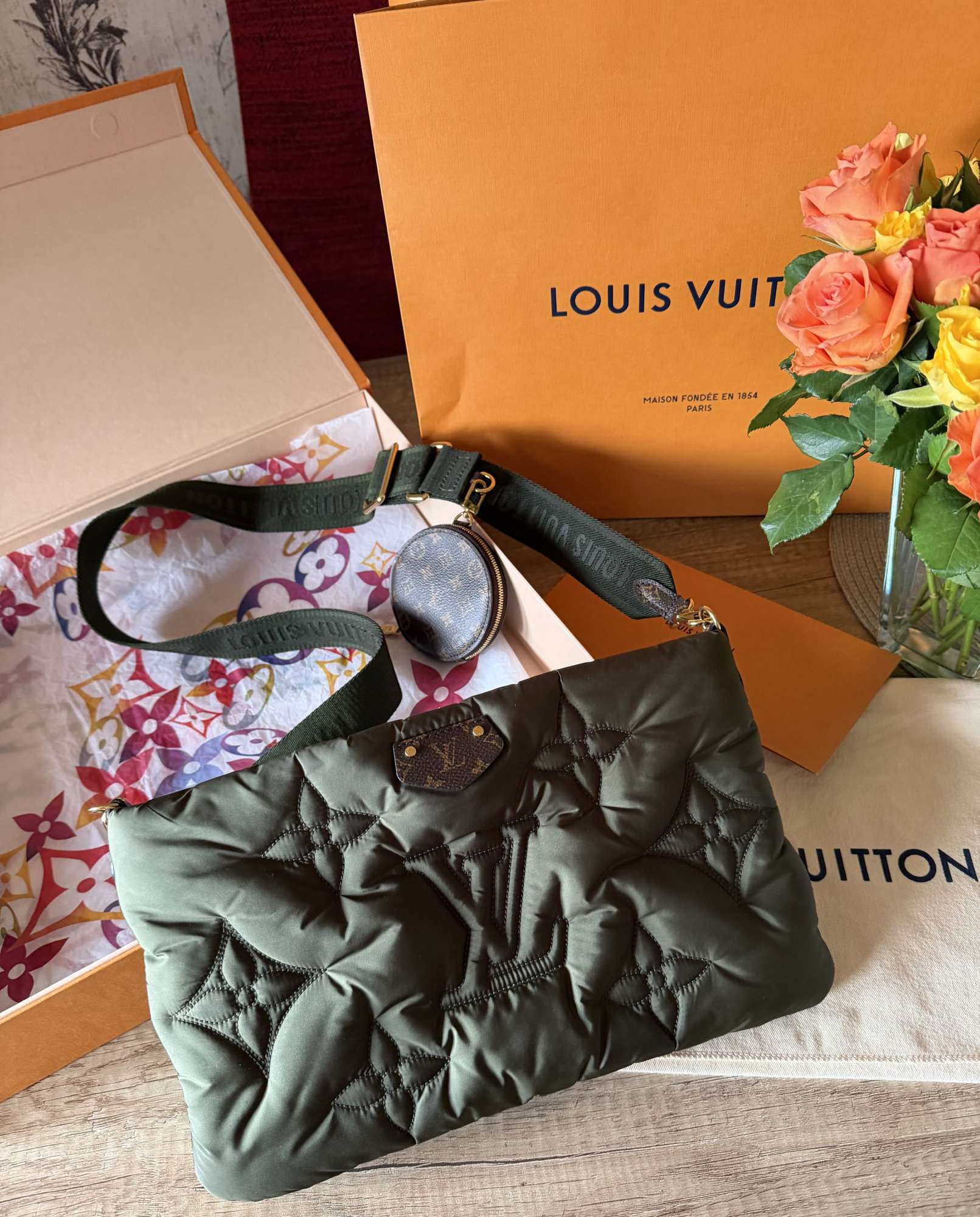 Maxi crossbody pochette Louis Vuitton