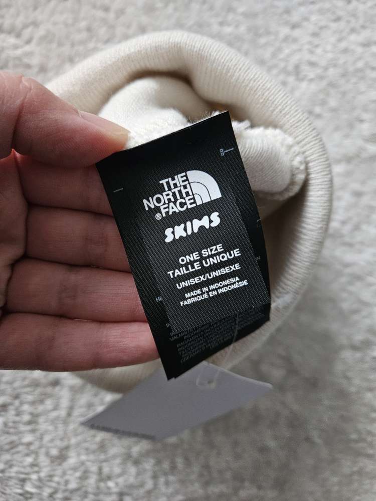 Skims & The North Face ciapka