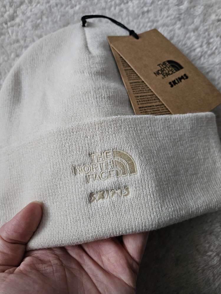 Skims & The North Face ciapka