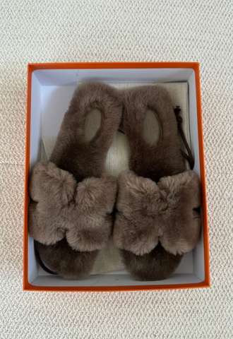https://www.vipluxury.sk/Hermes oran shearling