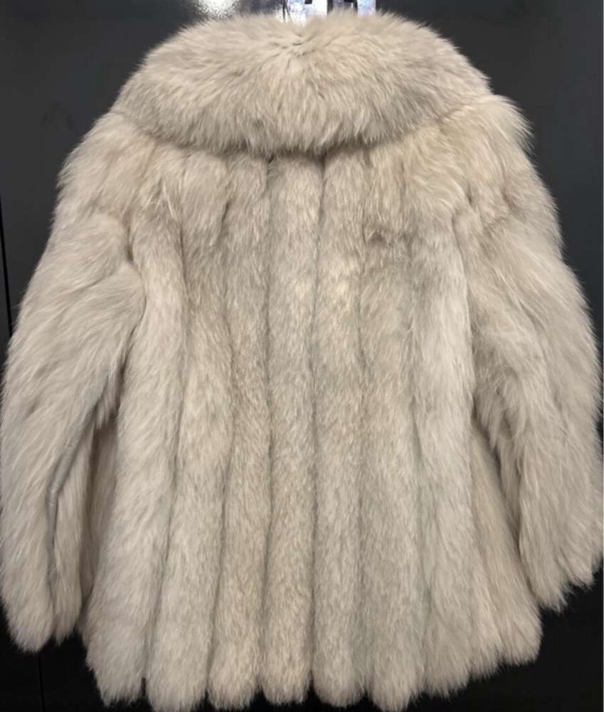 Luxusný kožuch z pravej líšky – svetlá krémovo-strieborná