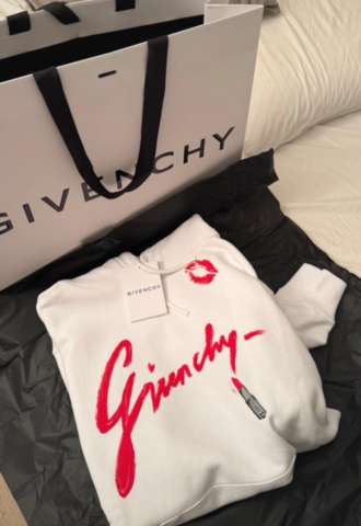 https://www.vipluxury.sk/Givenchy mikina