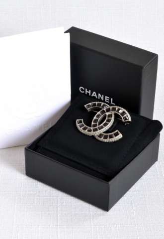 https://www.vipluxury.sk/Chanel brošňa