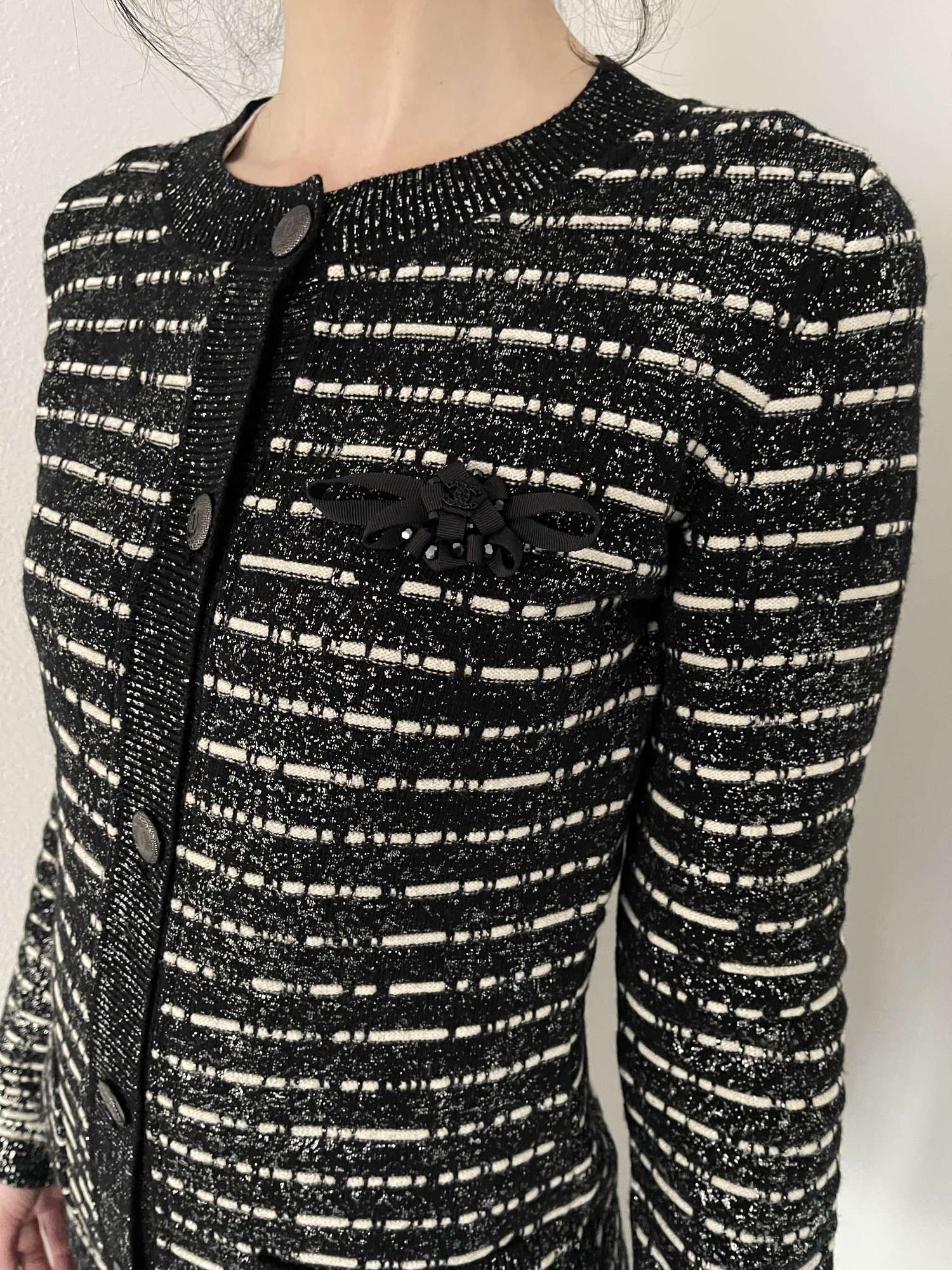 CHANEL CARDIGÁN S KRÁSNYMI DETAILAMI