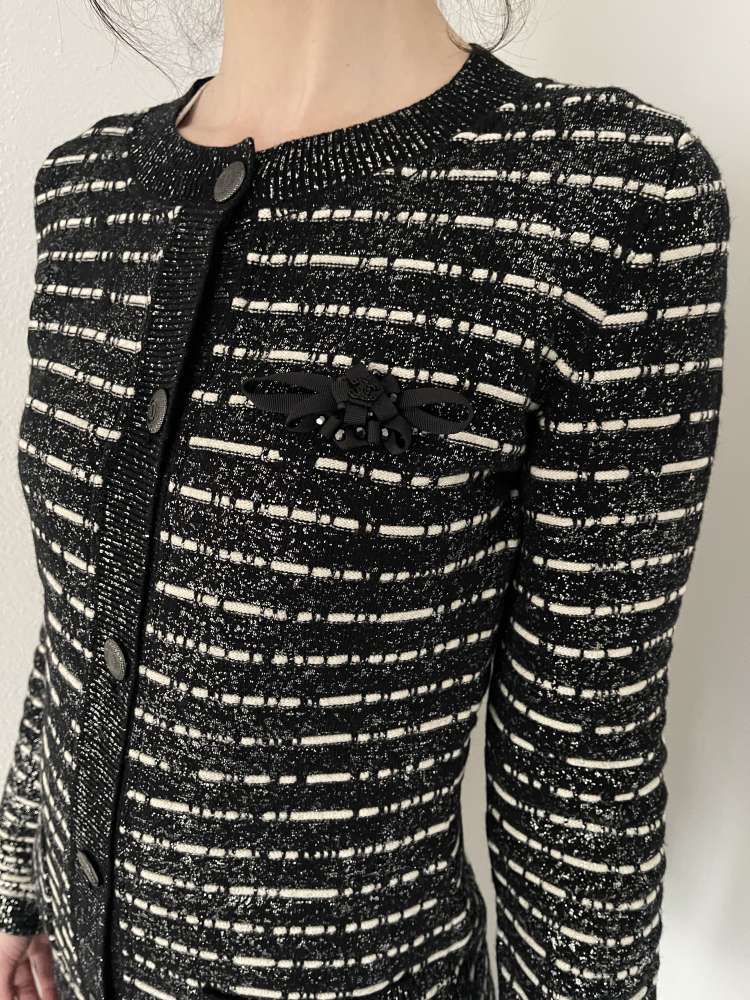 CHANEL CARDIGÁN S KRÁSNYMI DETAILAMI