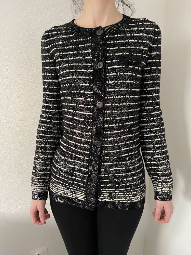 CHANEL CARDIGÁN S KRÁSNYMI DETAILAMI