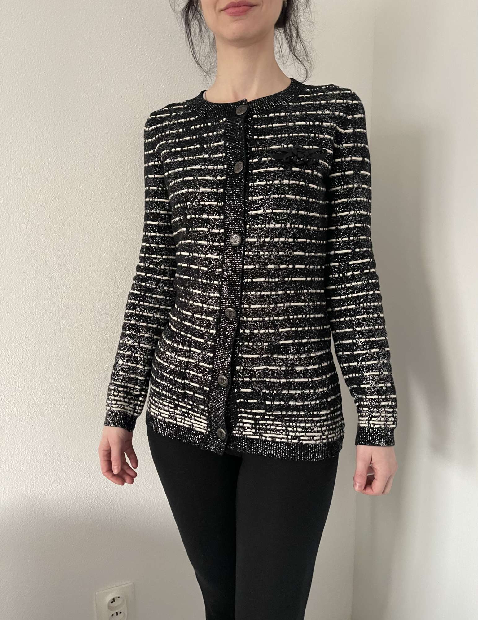 CHANEL CARDIGÁN S KRÁSNYMI DETAILAMI