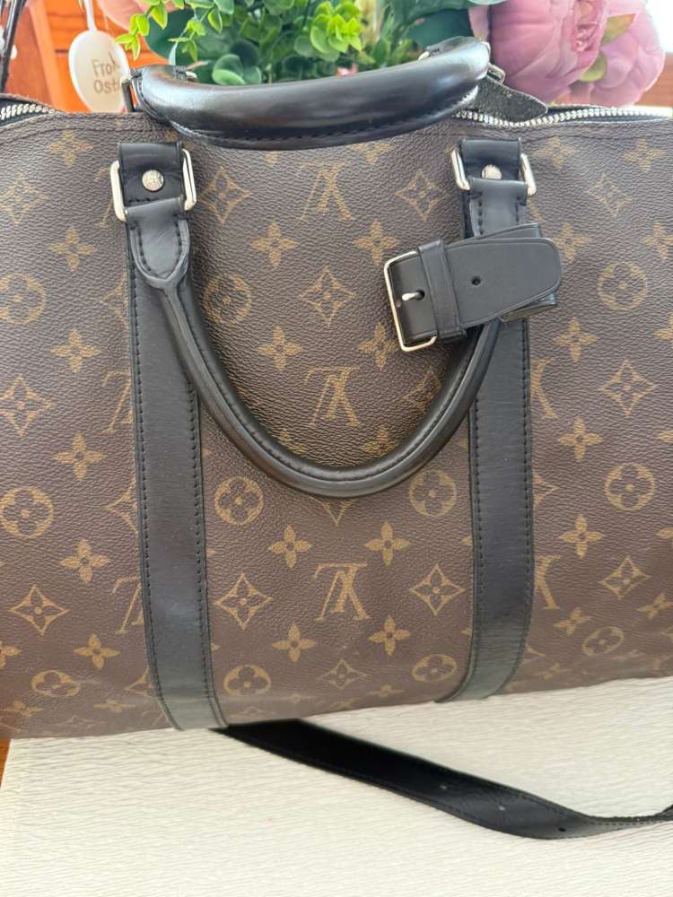 Louis Vuitton keepal