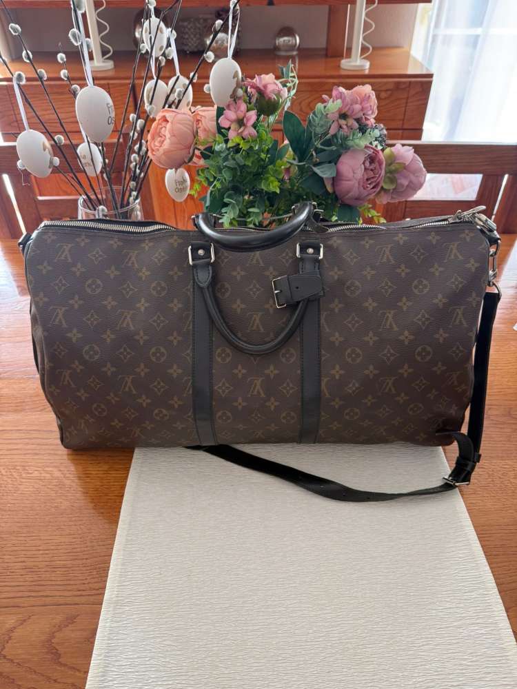 Louis Vuitton keepal